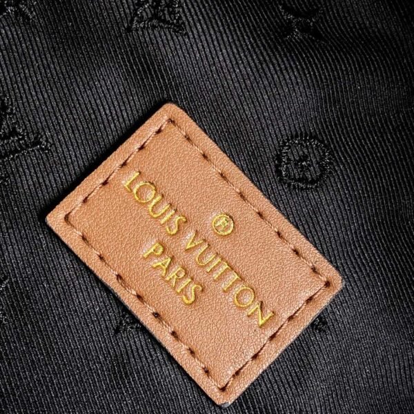 Louis Vuitton Bumbag M11799 - Image 10