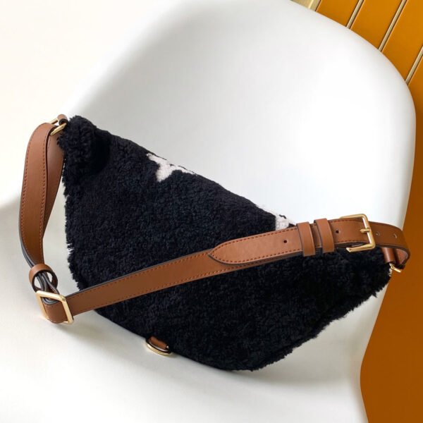 Louis Vuitton Bumbag M11799 - Image 5