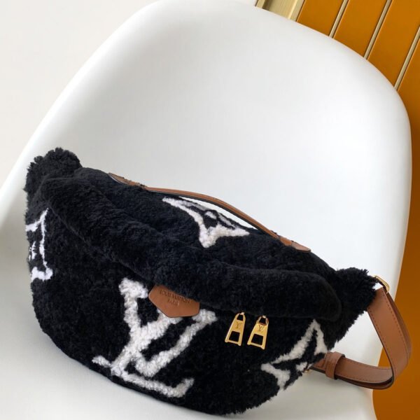 Louis Vuitton Bumbag M11799 - Image 2