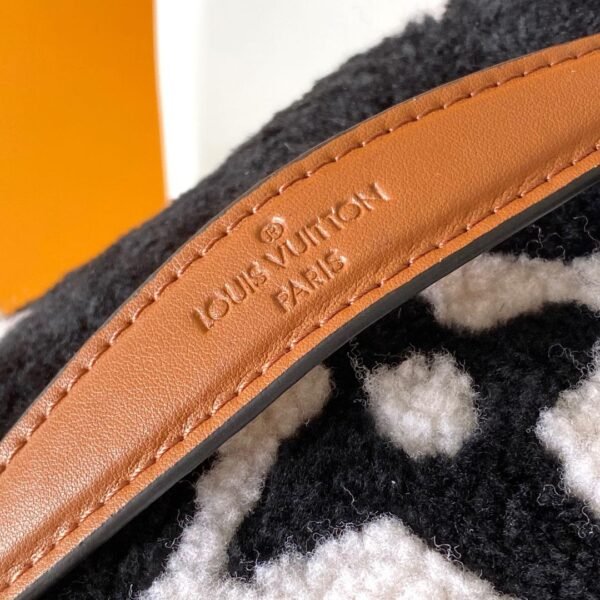 Louis Vuitton Bumbag M11799 - Image 9