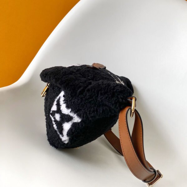 Louis Vuitton Bumbag M11799 - Image 6