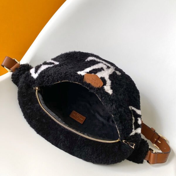 Louis Vuitton Bumbag M11799 - Image 4