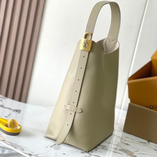Louis Vuitton Low Key Hobo MM M24988 - Image 4