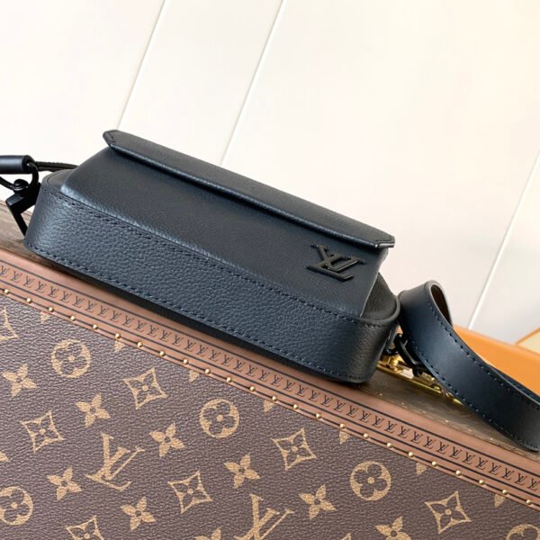 Louis Vuitton Pilot Wearable Wallet M83563 - Image 5