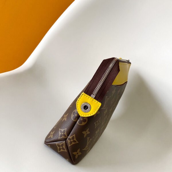 Louis Vuitton Pochette Voyage Souple M13198 - Image 5
