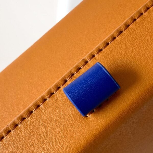 Louis Vuitton Shopper Clutch M13984 - Image 9