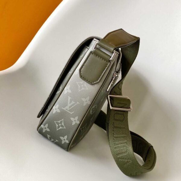 Louis Vuitton District PM M11593 - Image 3