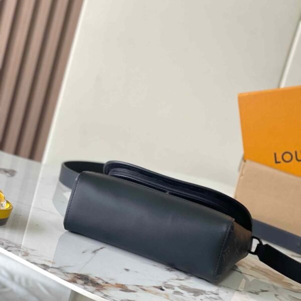 Louis Vuitton Pulse Messenger M12681 - Image 5